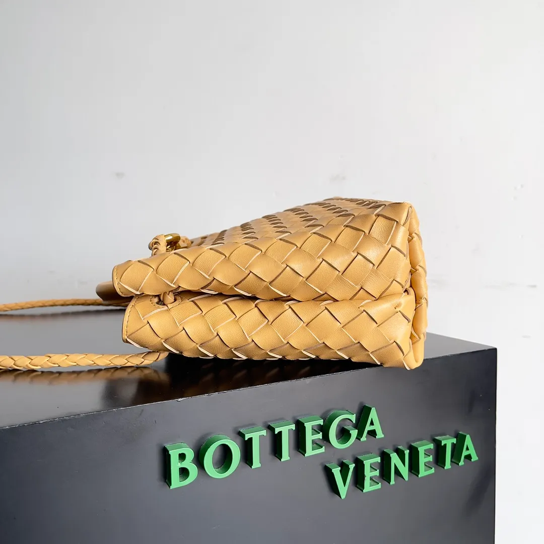 The 2023 new Andiamo batch of 1860 BV has been shipped‼ ️Really popular🔥The new Andiamo woven handbag launched by Bottega Veneta this season is really popular all over the world! ! Celebrities at home and abroad have worn it, and Oscar-winning actress Michelle Yeoh has taken it out on the street. Song Jia, Trai Yara, Yu Feihong, Sanji Ayaka, Rosie Hunting-Whiteley, Yoshioka Riho, etc. have all picked up this bag. It is classic and versatile, showing off its temperament, and the bag capacity is also large, which is very convenient for daily commuting! ! A variety of carrying methods, the shoulder straps can be adjusted by yourself, the original lambskin feels soft and delicate, and the neutral style is made to break gender boundaries and bring a more practical and longer-lasting use experience. Andiamo, which has both elegant and casual styles, perfectly interprets the true appearance of "fashionable old money style". Style number: 743568 Size: 25*22*10.5cm